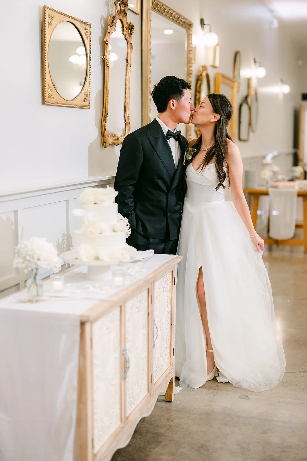 Jadee and Richard kissing beside the cake