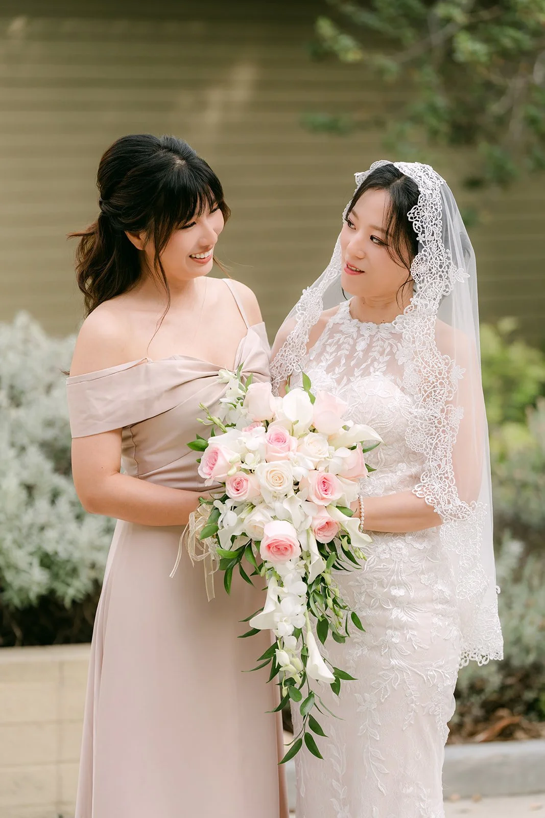 Elaine and her maid of honor Kathleen with the bouquets.