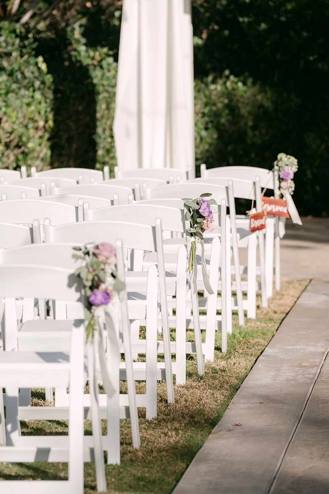 White chairs lining the aisle on the lawn at Sierra La Verne.