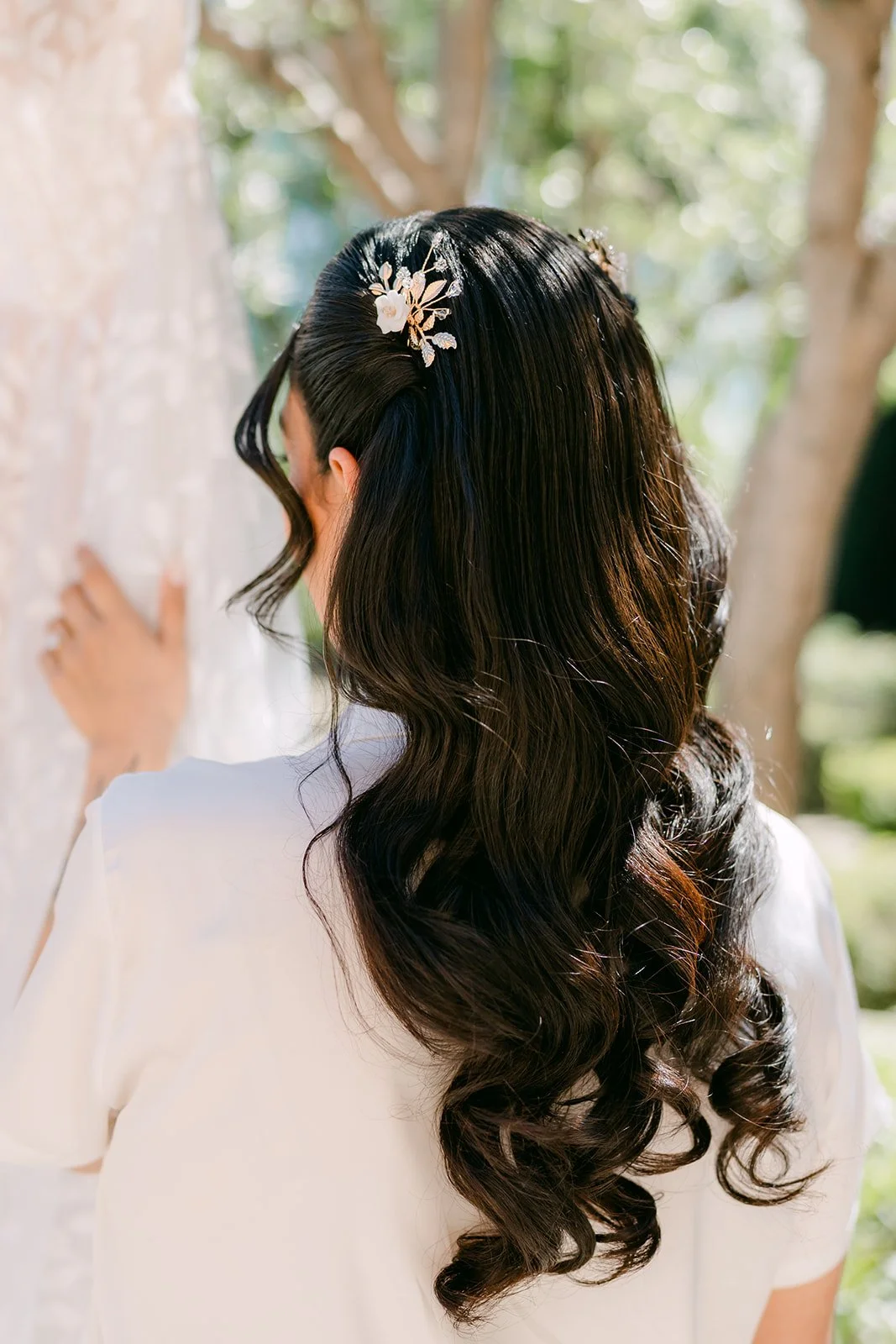 Fernanda's hairpiece and long curls seen from behind.