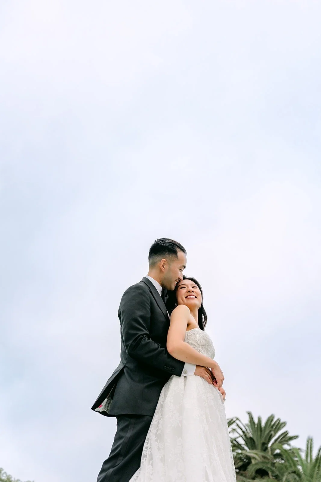 Kim and Vincent kissing at the edge of the bluff