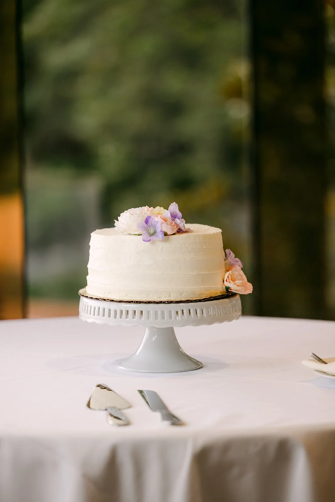 The wedding cake with lavender florals
