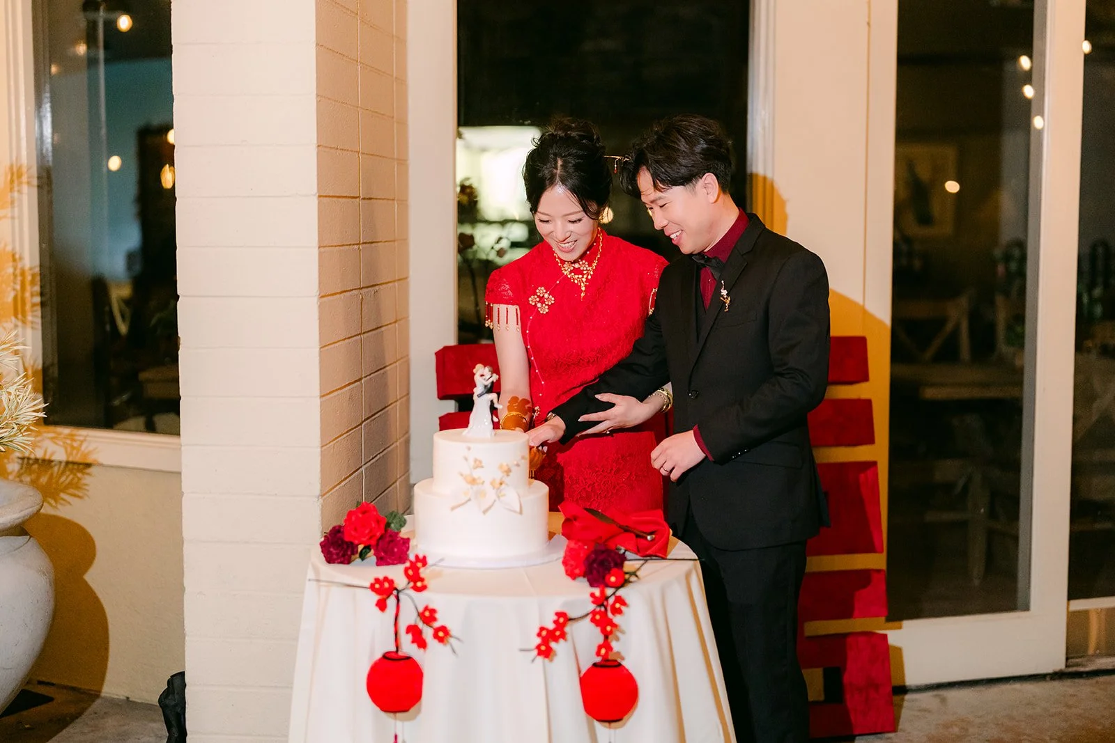 Elaine and Wen cutting their cake.