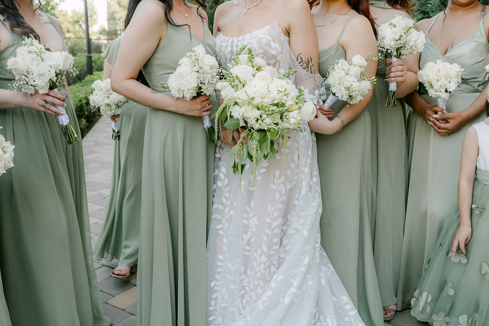 Fernanda's bridesmaids holding white bouquets.