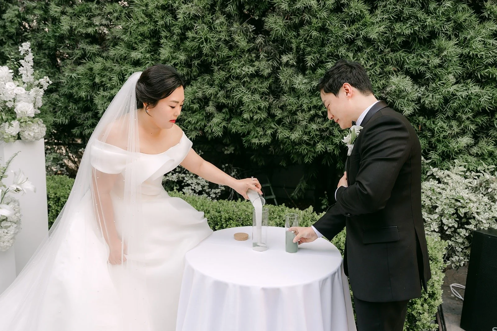 Chorok and Min Soo pouring sand together for their sand ceremony