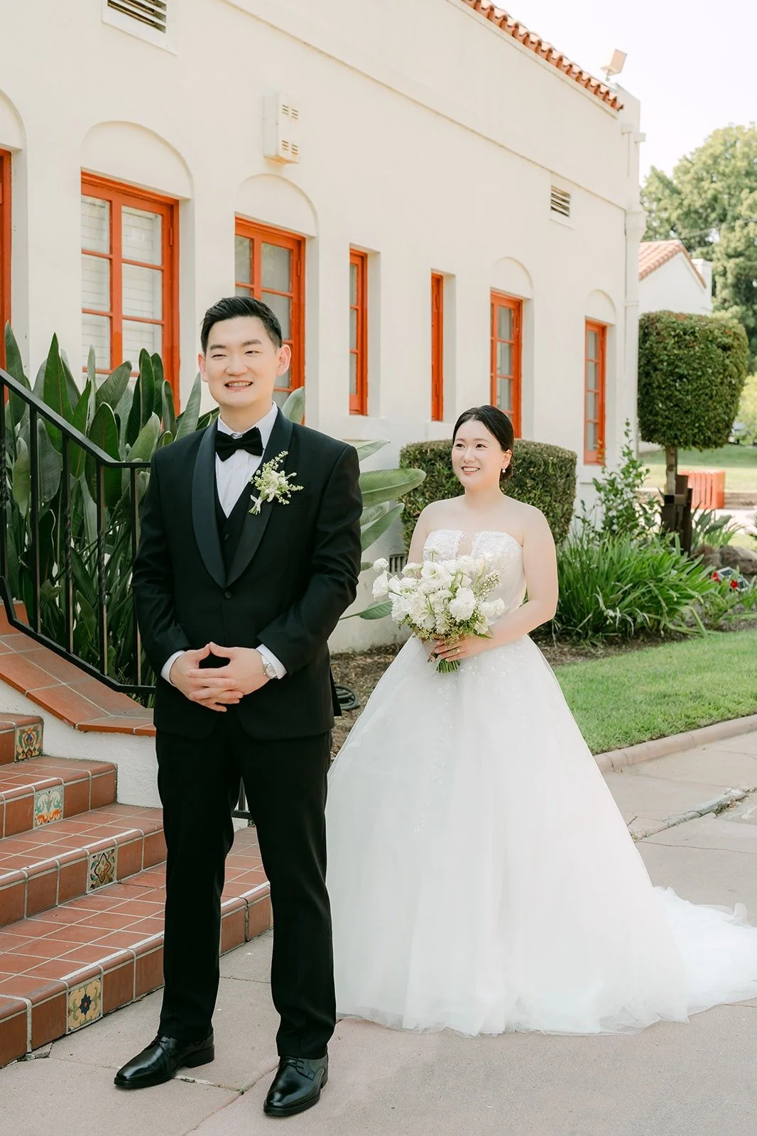 Sam turning to see Amy for the first time by the mansion steps
