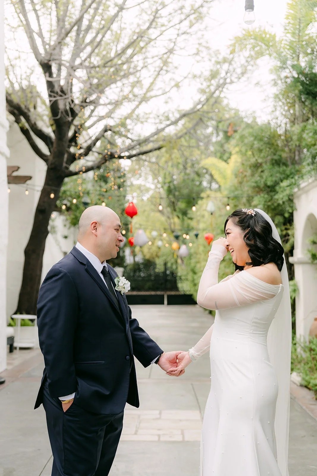 Yao taking Vivian's hand after the first look