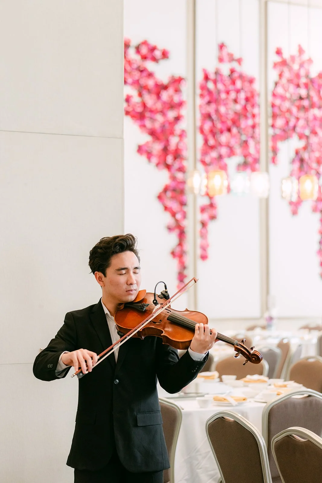 Jeff Lu playing the violin at the reception.