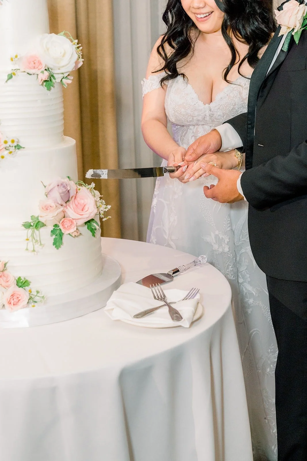 Francesca and Ralph cutting the cake
