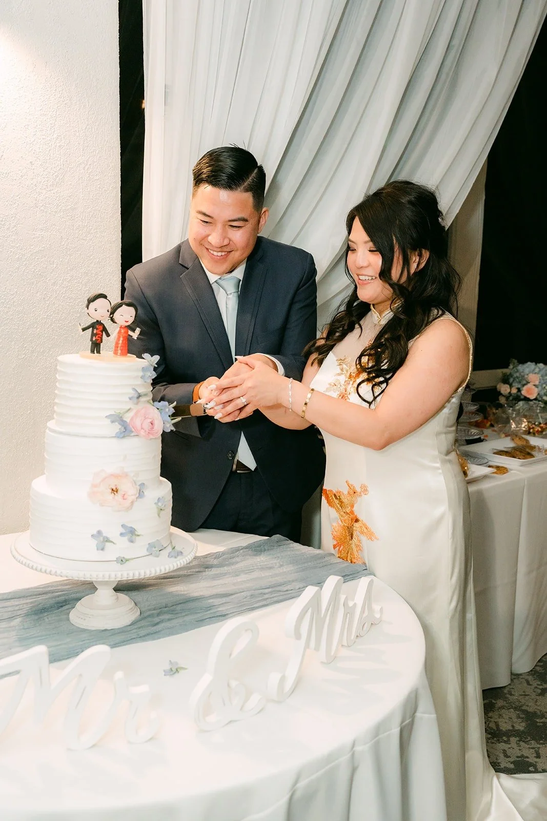 Florence and Jordan cutting their wedding cake