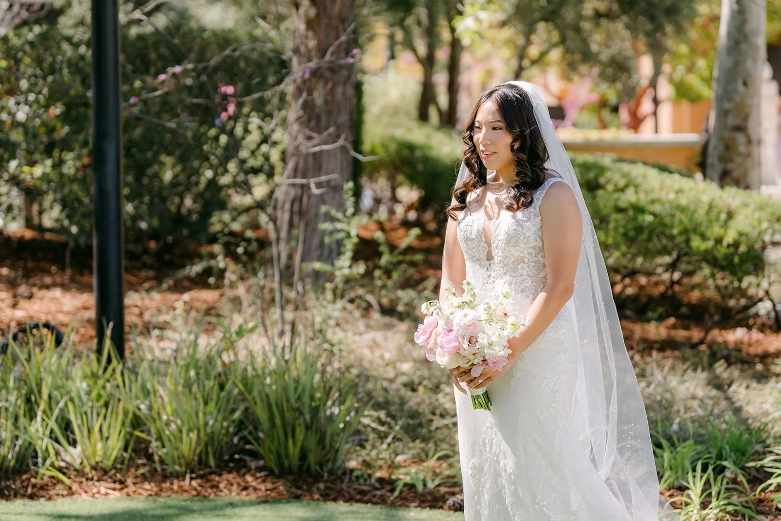Kelli walking up with her bouquet for the first look at Los Robles Greens
