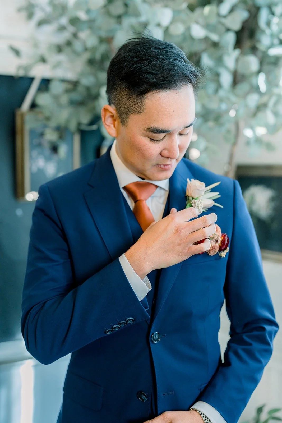 Vincent pinning on his boutonniere, photographed by One and Only Production
