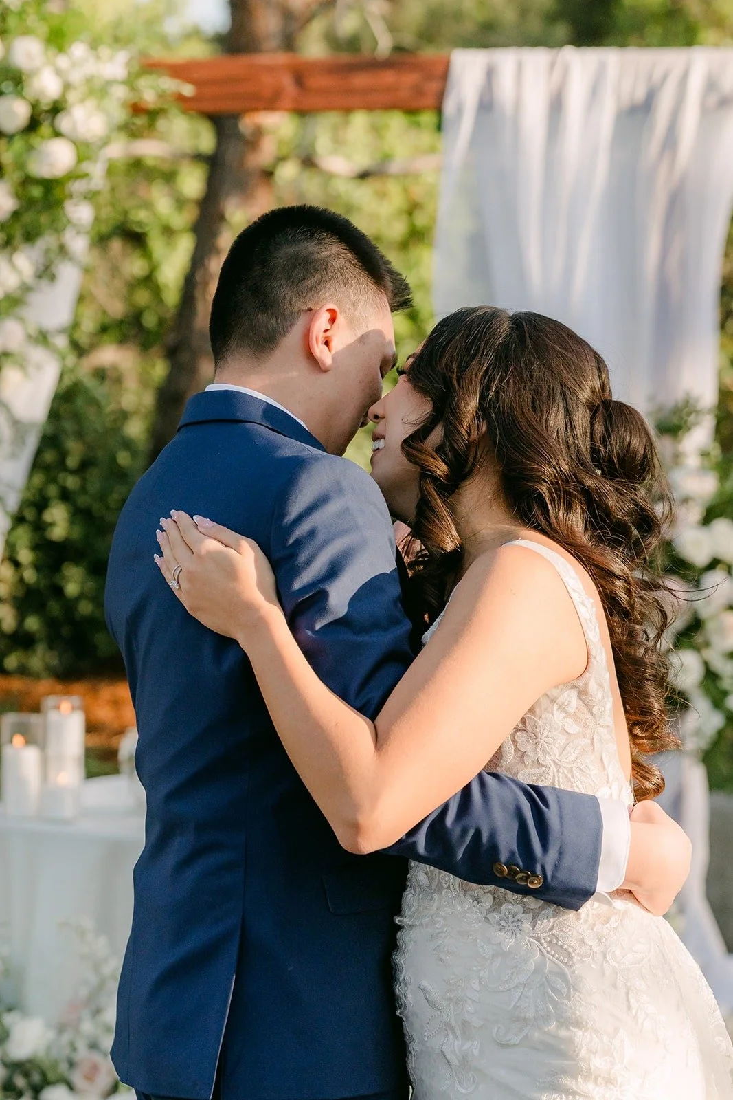 Kelli and Alex sharing a kiss during their first dance