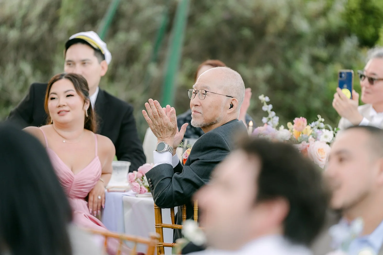 Guests applauding during the toasts
