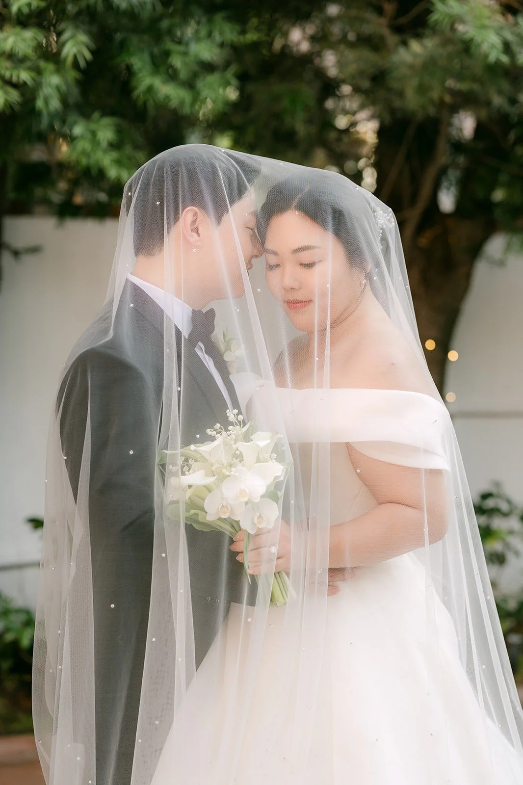 Chorok and Min Soo wrapped together under her veil