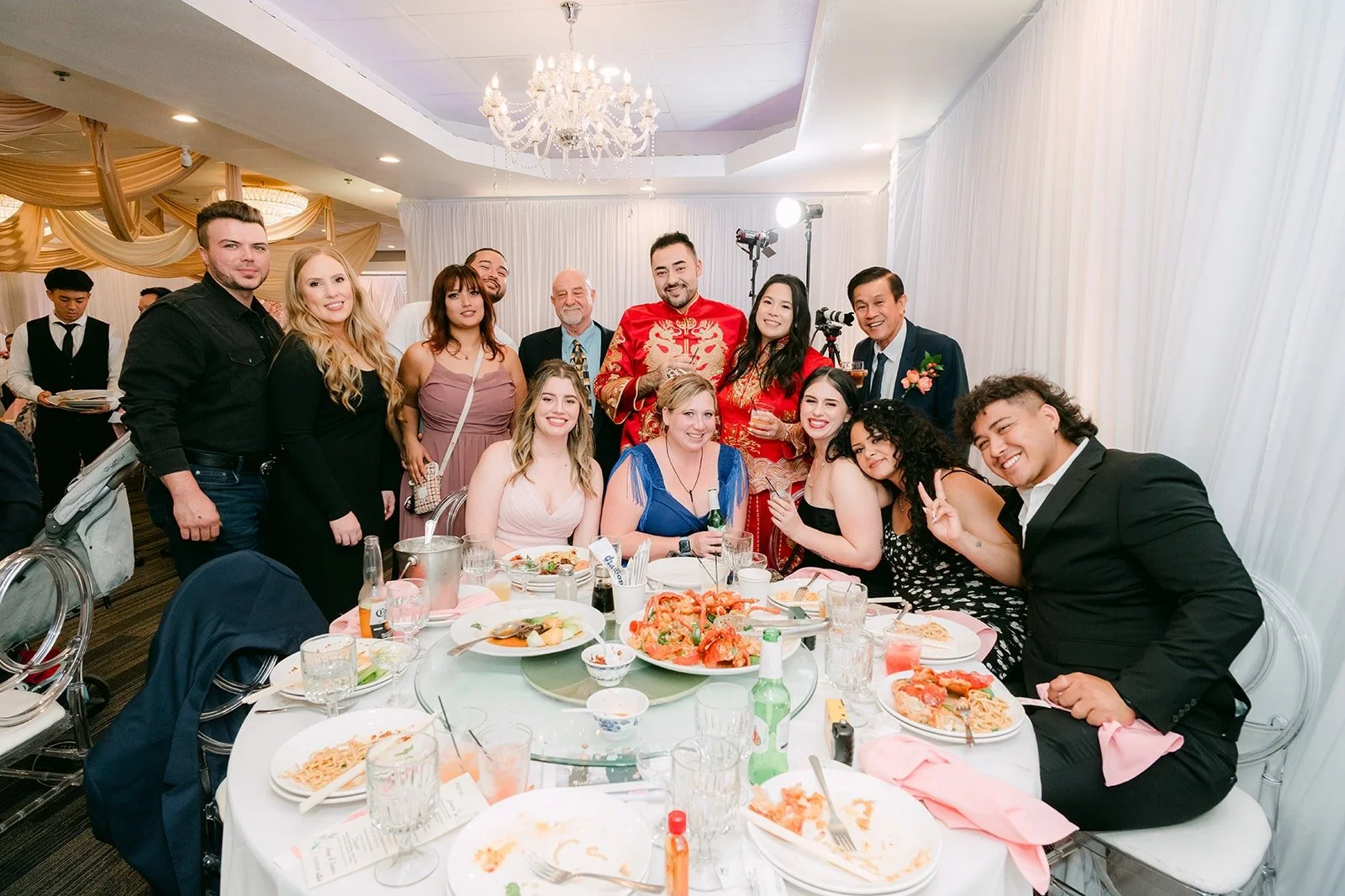 Guests at a round table during the table greetings