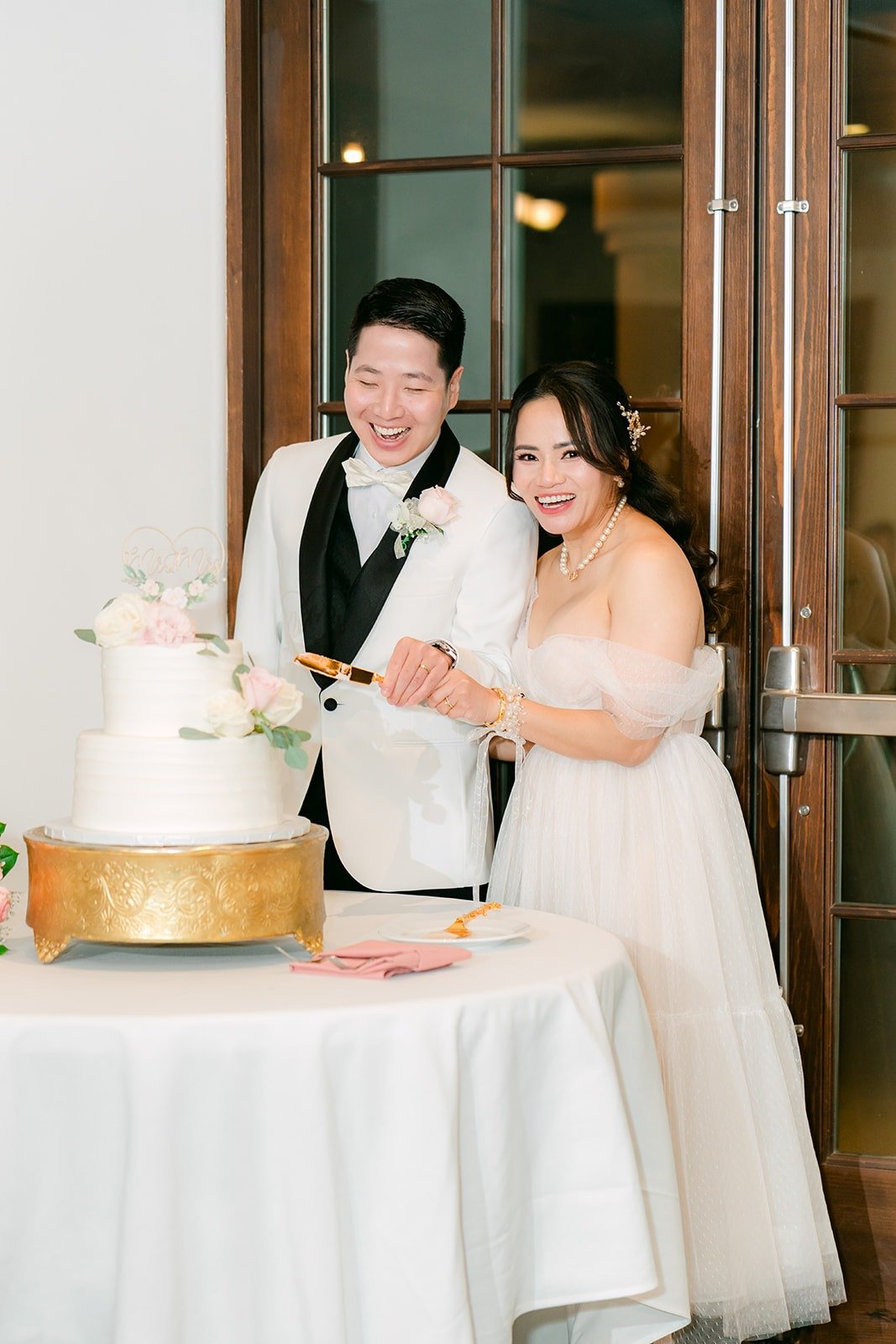Ivy and Chungman cutting their cake
