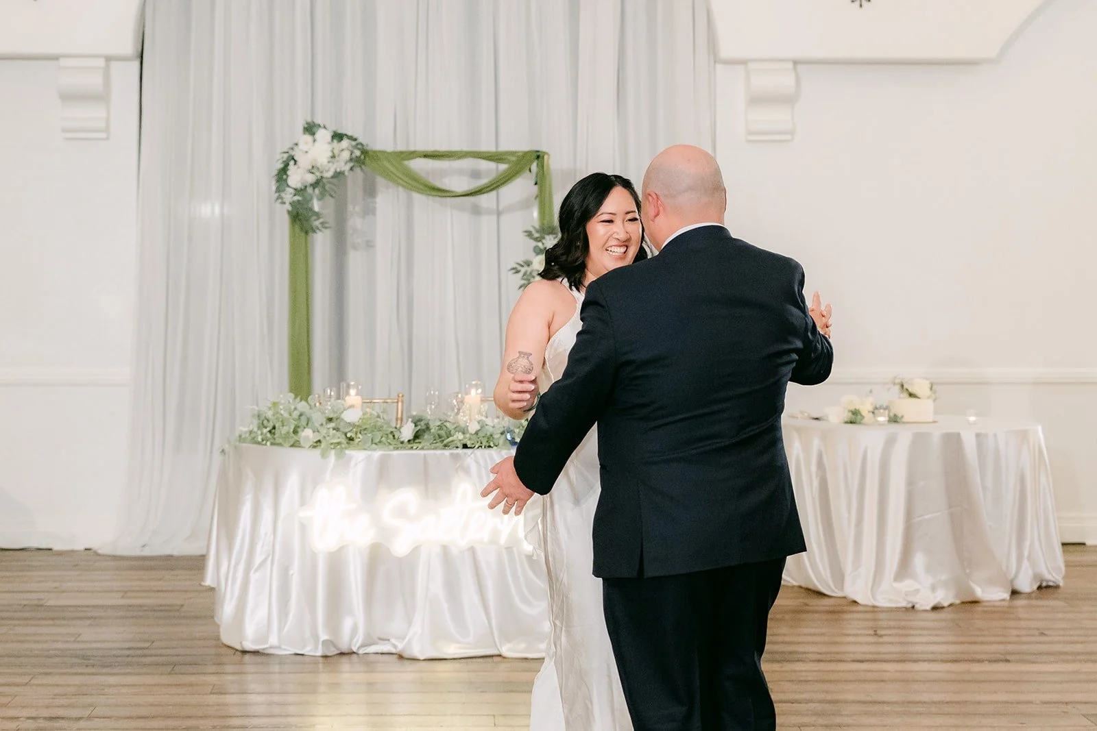 Vivian and Yao dancing in front of the sweetheart table
