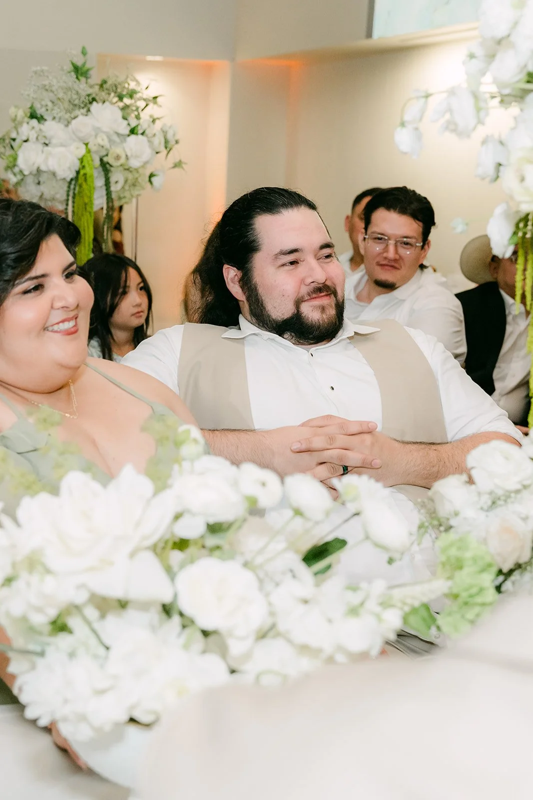 Cody laughing with Fernanda during the toasts, photographed by One and Only Production.