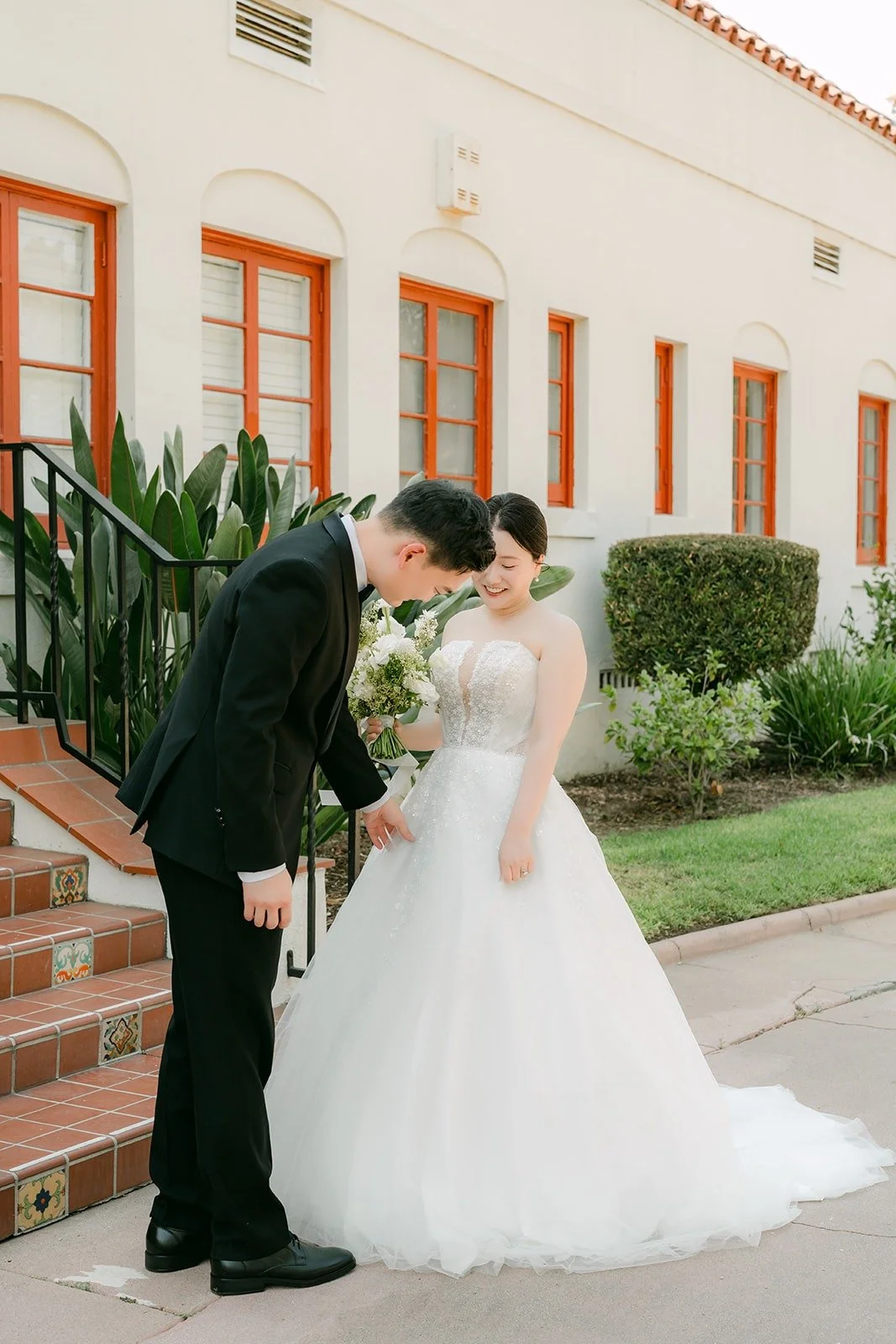 Sam kissing Amy's cheek at the bottom of the steps