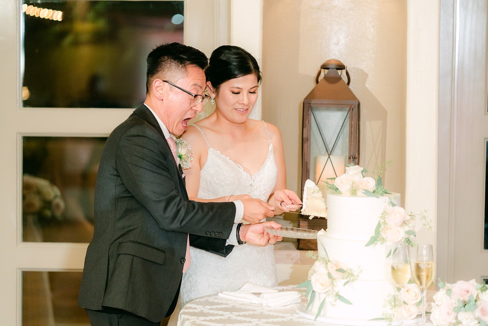 Xuemin and Alex cutting their cake