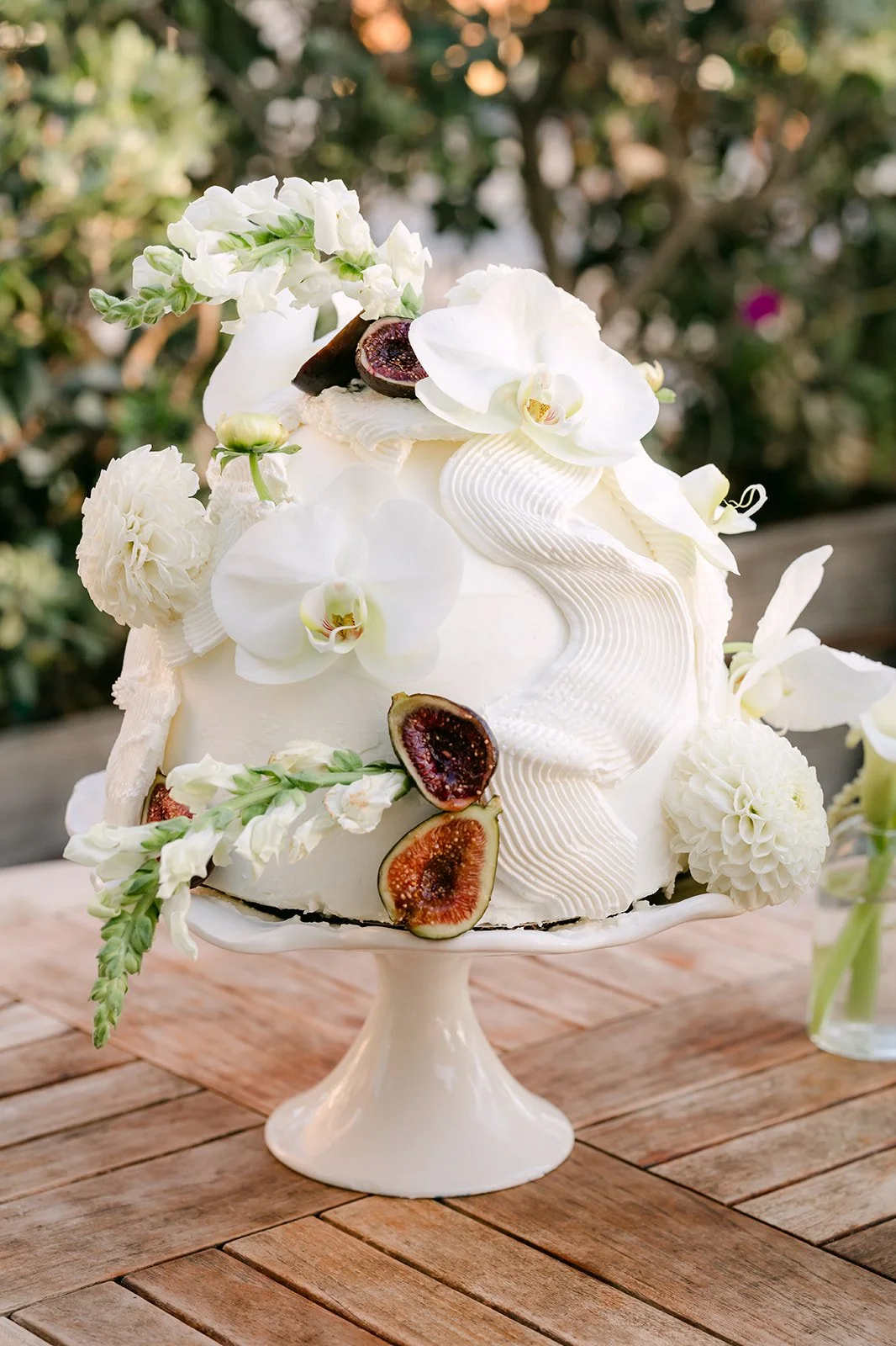 The white floral wedding cake