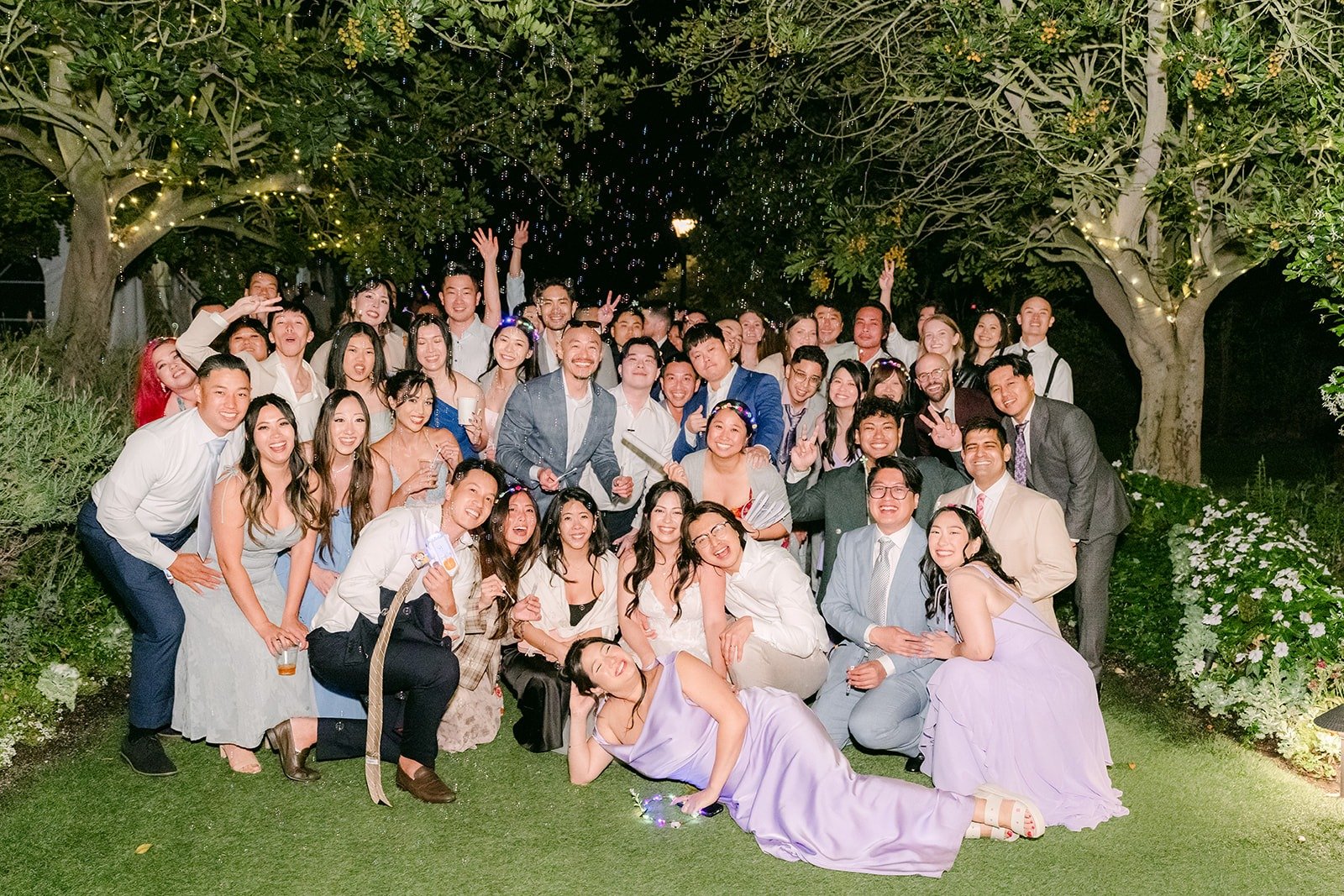 Group photo of all the wedding guests at the end of the night, photographed by One and Only Production