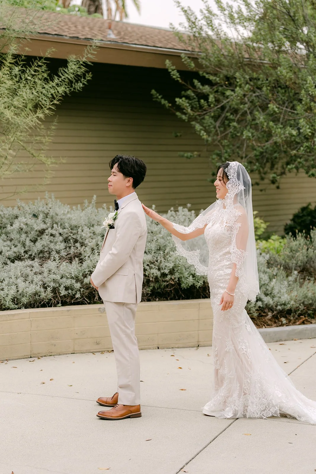 Elaine walking up to Wen for their first look.