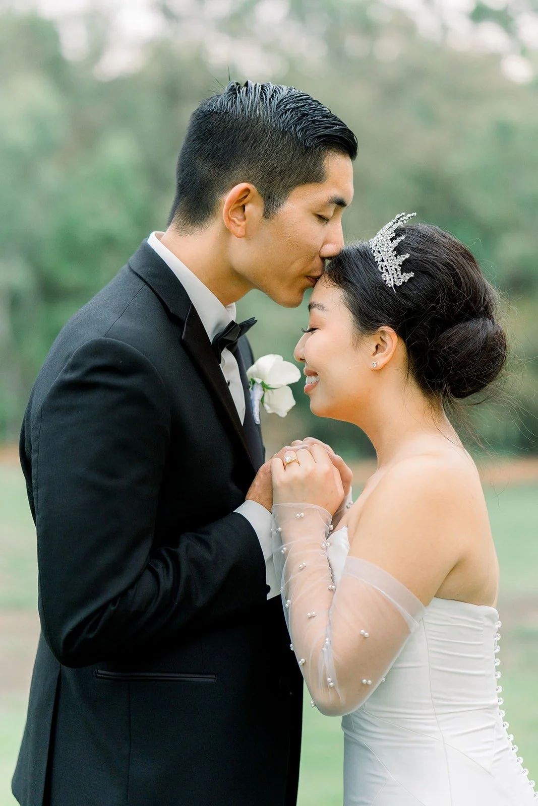 Steven kisses Jacinda's forehead, photographed by One and Only Production