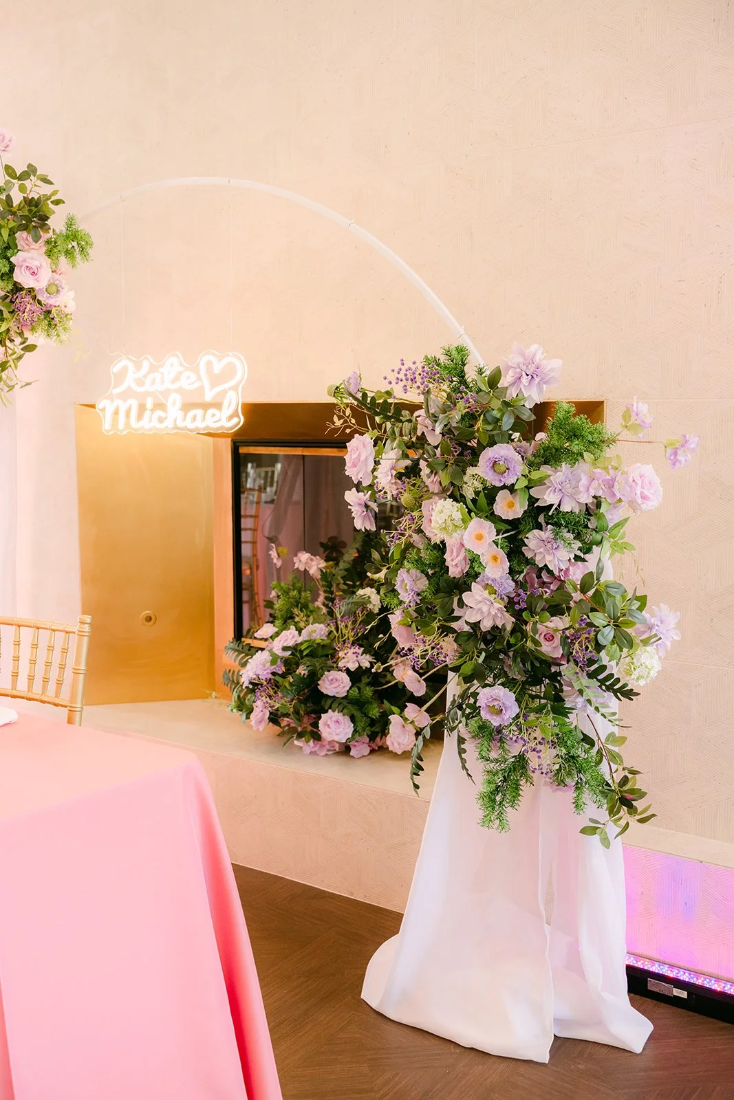 Lilac and white florals on the sweetheart table.