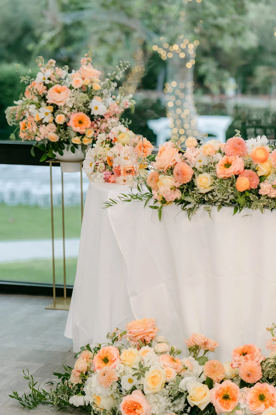 The sweetheart table with garden florals