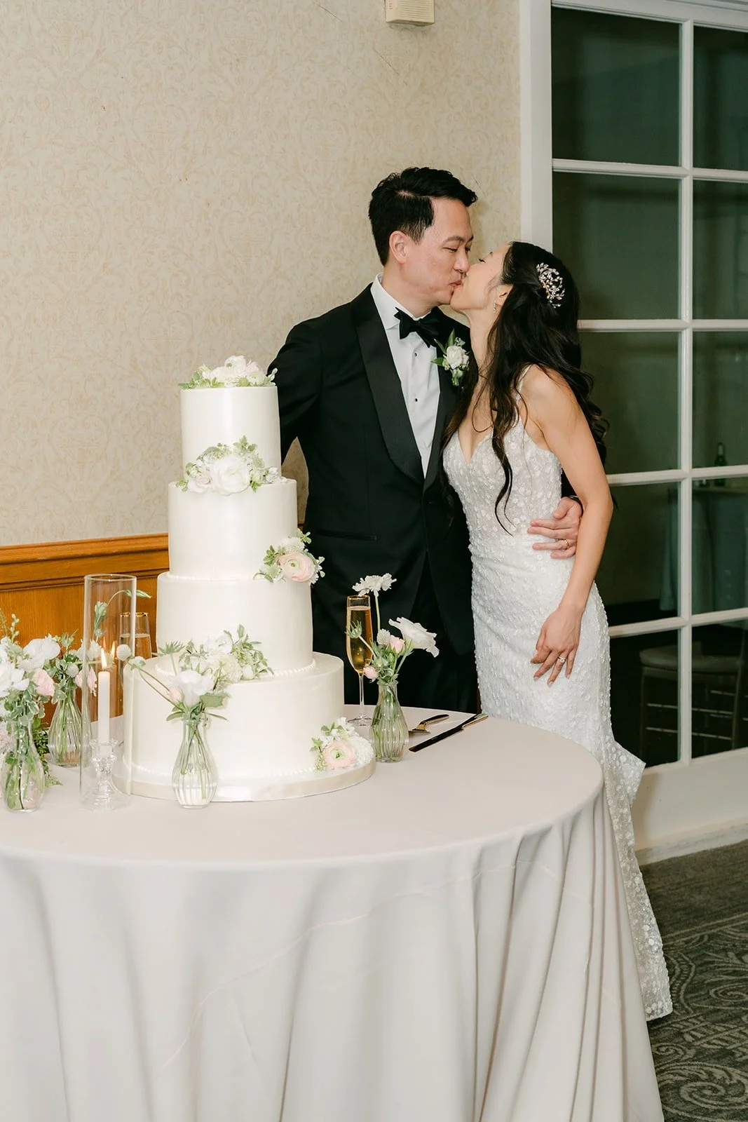 Kristine and William cutting the cake