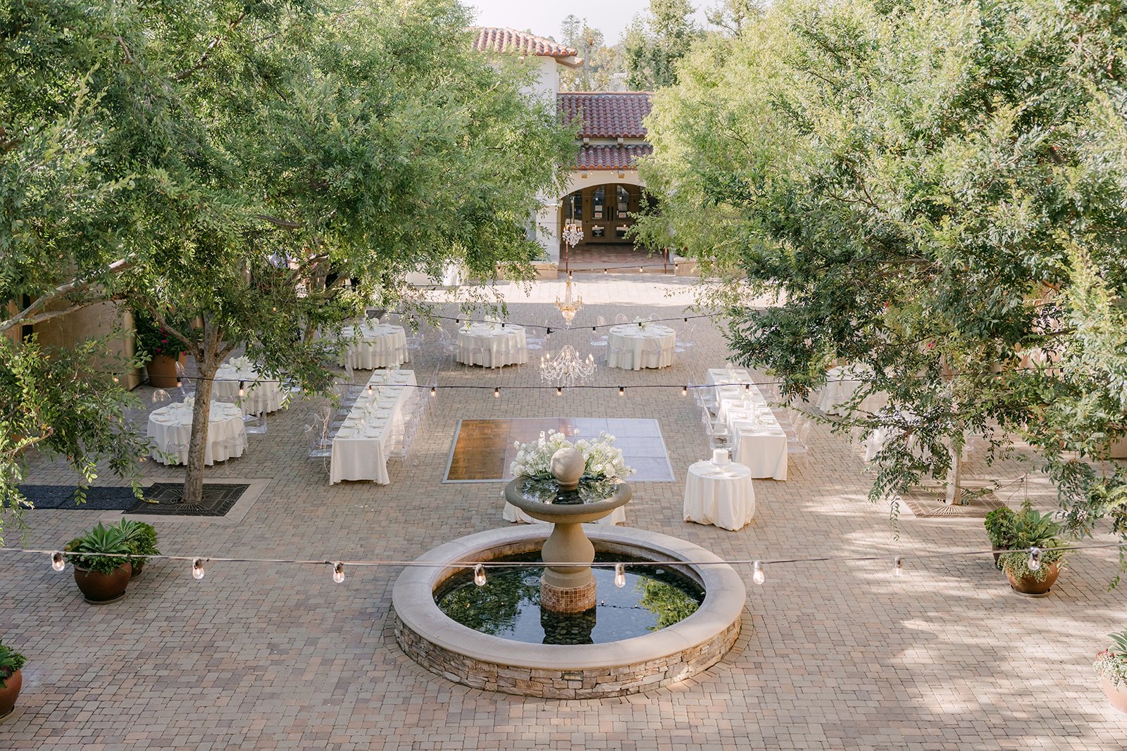 Courtyard reception layout around the fountain at Serra Plaza
