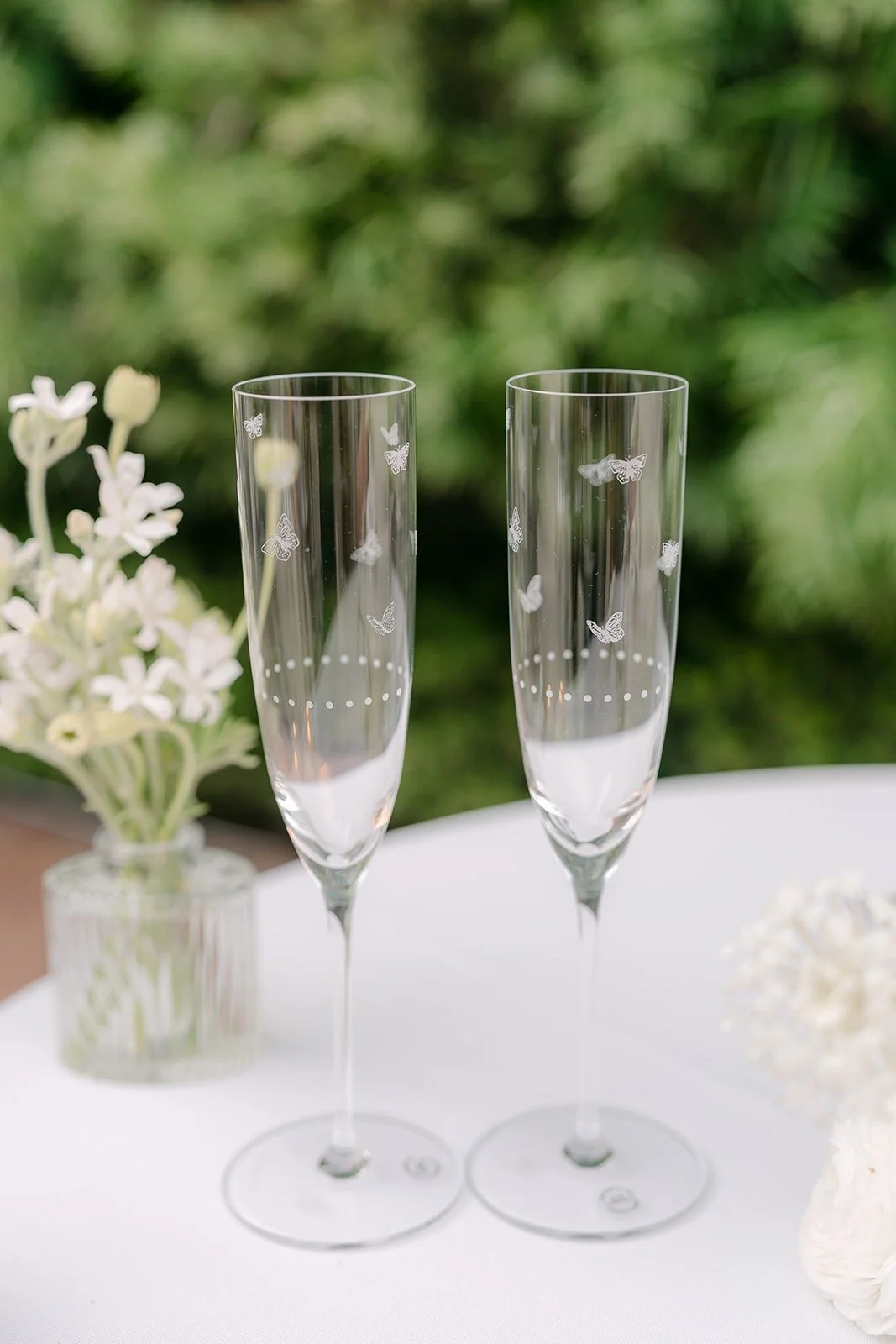 Two champagne flutes waiting beside the cake