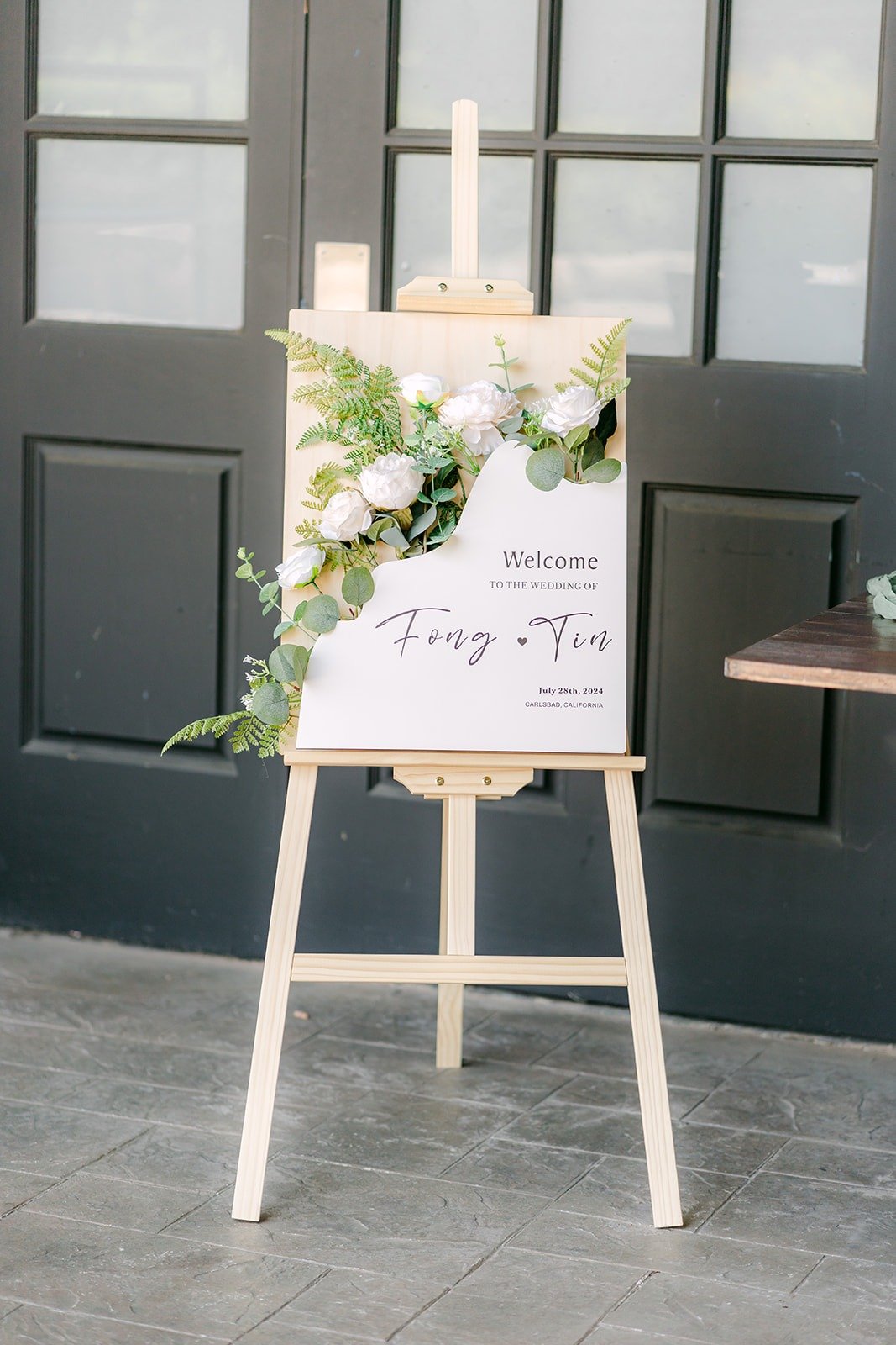 Welcome sign with white flowers on an easel