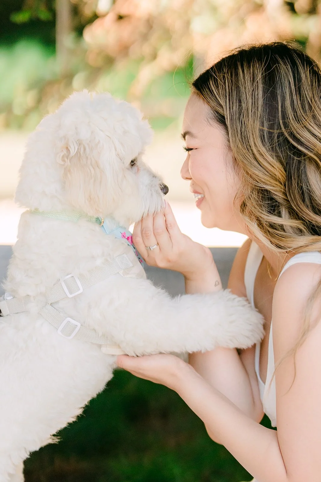 Stephanie smiles as Tofu leans in for a kiss.