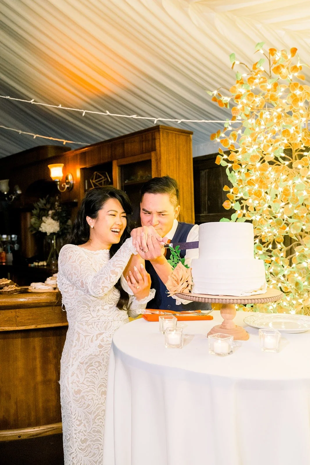 Hannah and Vincent cutting their cake