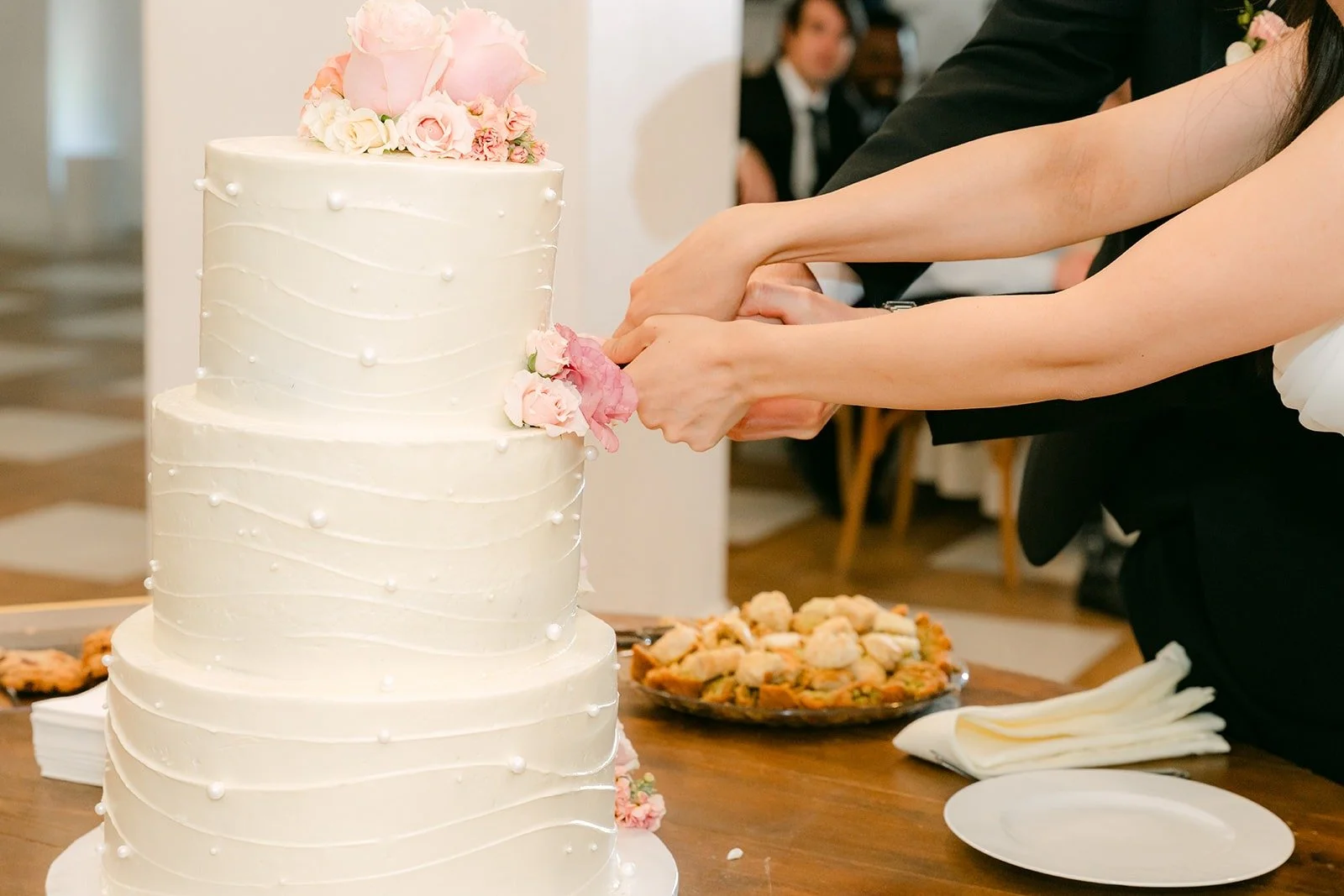 Stephanie and Kevin cutting the wedding cake together