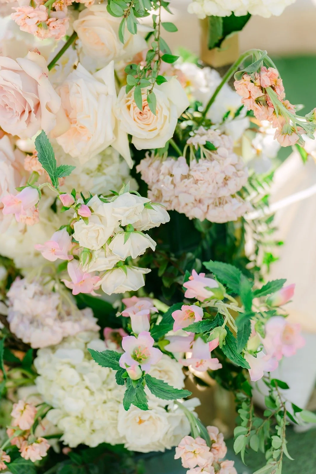 Close up of the ceremony florals by Peachy Petals