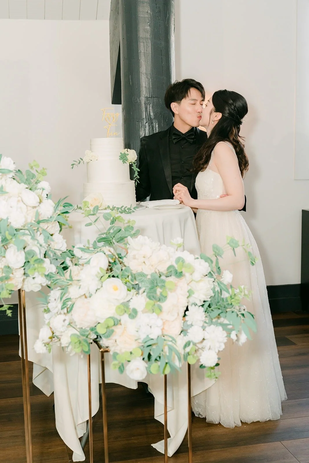 Tin and Fong cutting the wedding cake