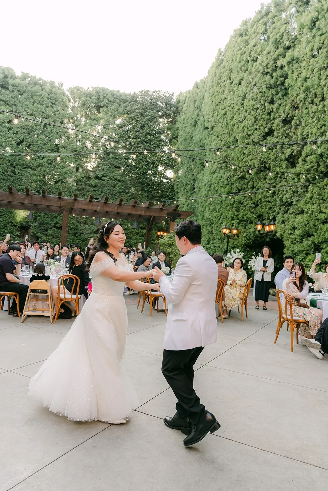 Min Soo spinning Chorok during their first dance