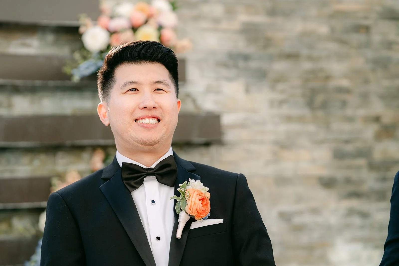 San's reaction as Amanda walks toward him.