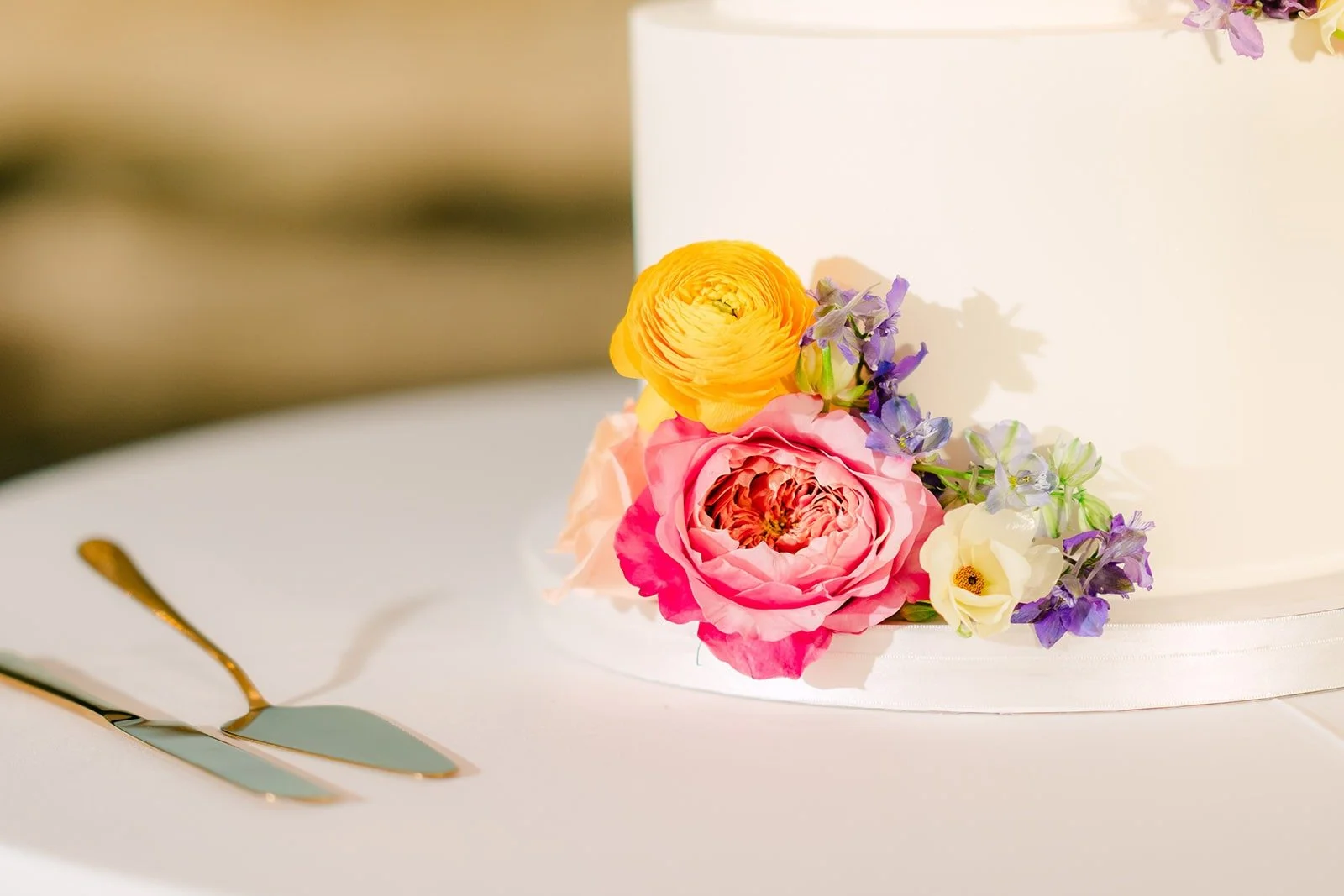 Close up of the cake florals and a cake knife