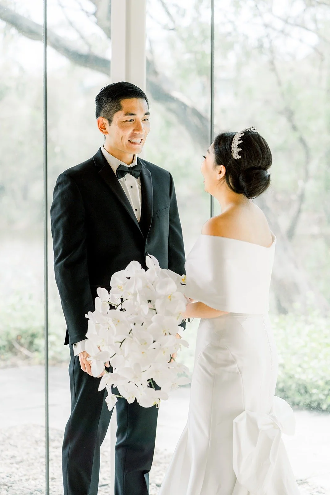 Steven turns to see Jacinda for the first time