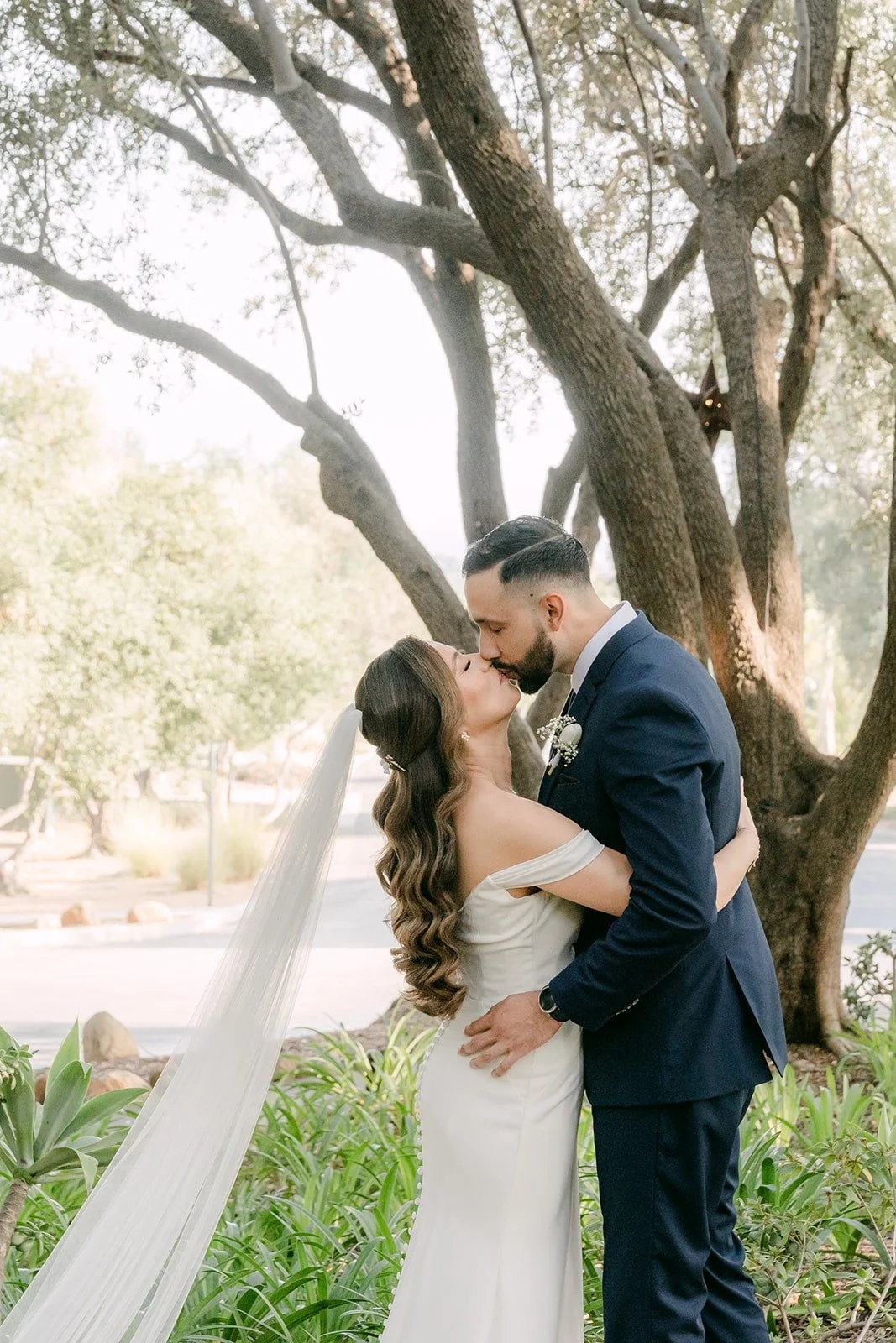 Mariana and Danny sharing a kiss during their first look