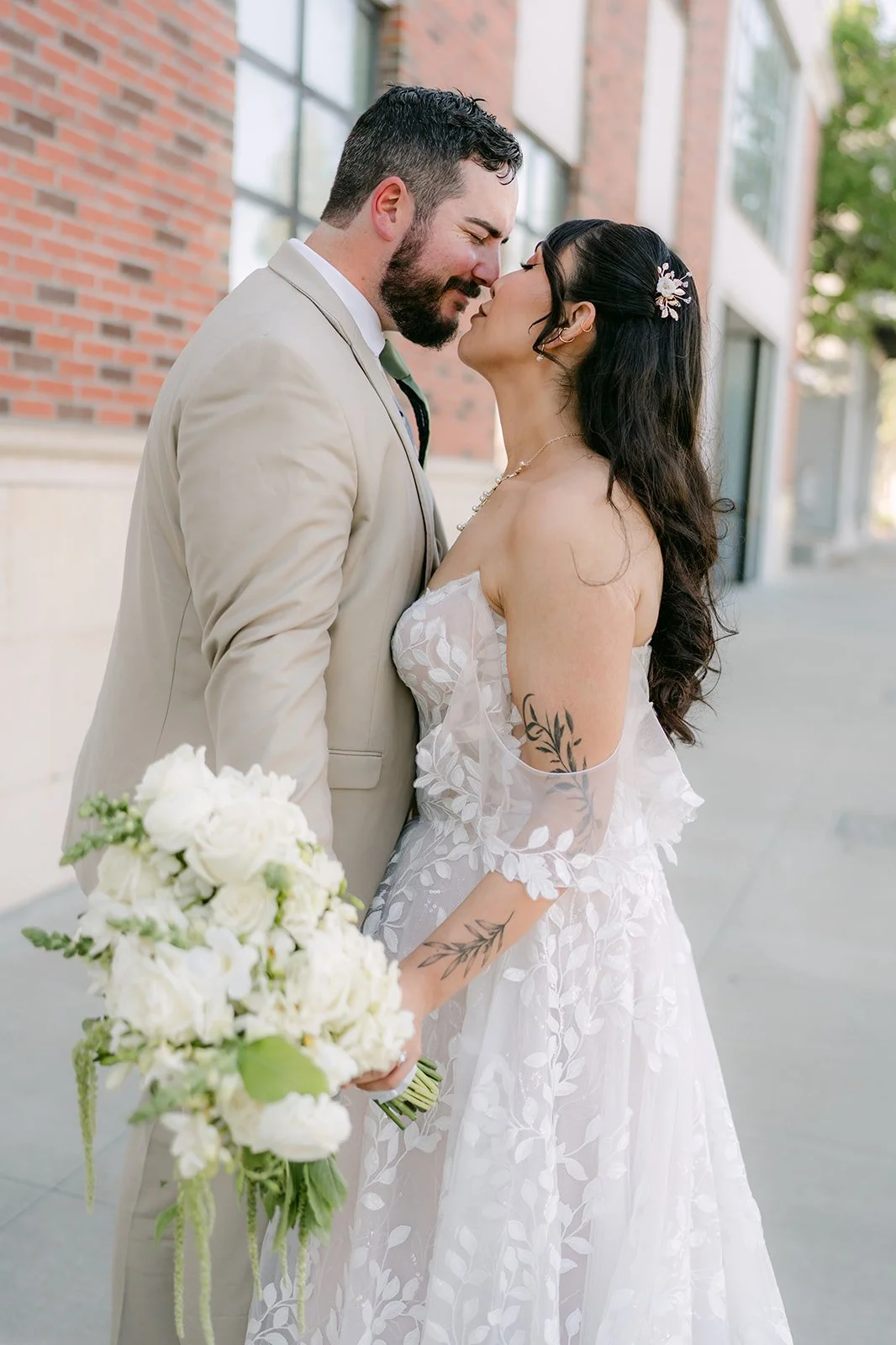 Fernanda and Cody sharing a kiss.
