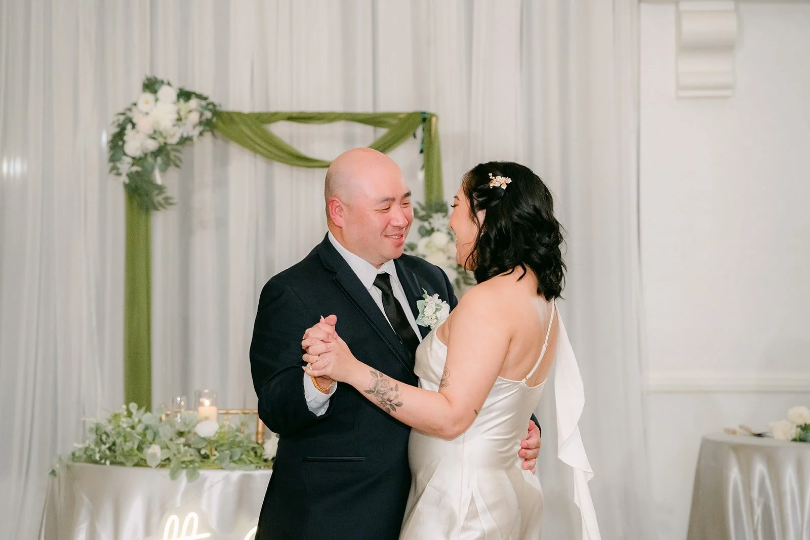 Vivian and Yao's first dance by the greenery arch