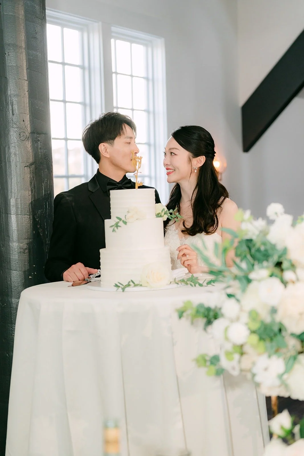 Tin and Fong at the cake table