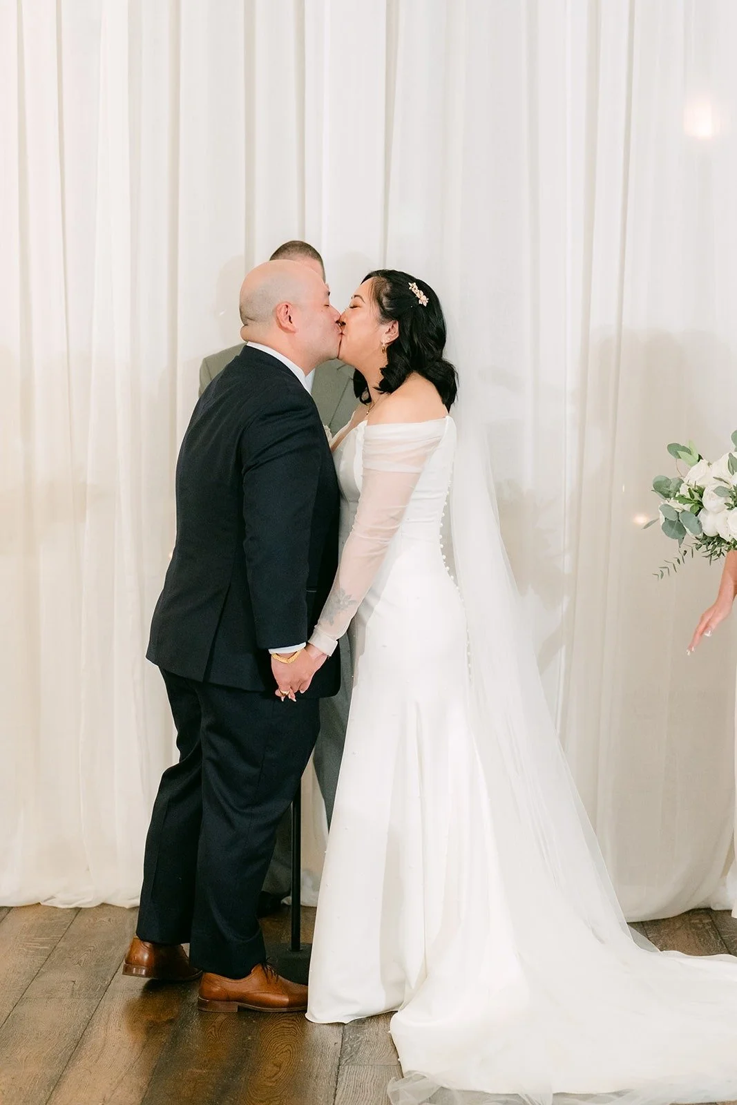 Yao kissing Vivian at the end of the ceremony