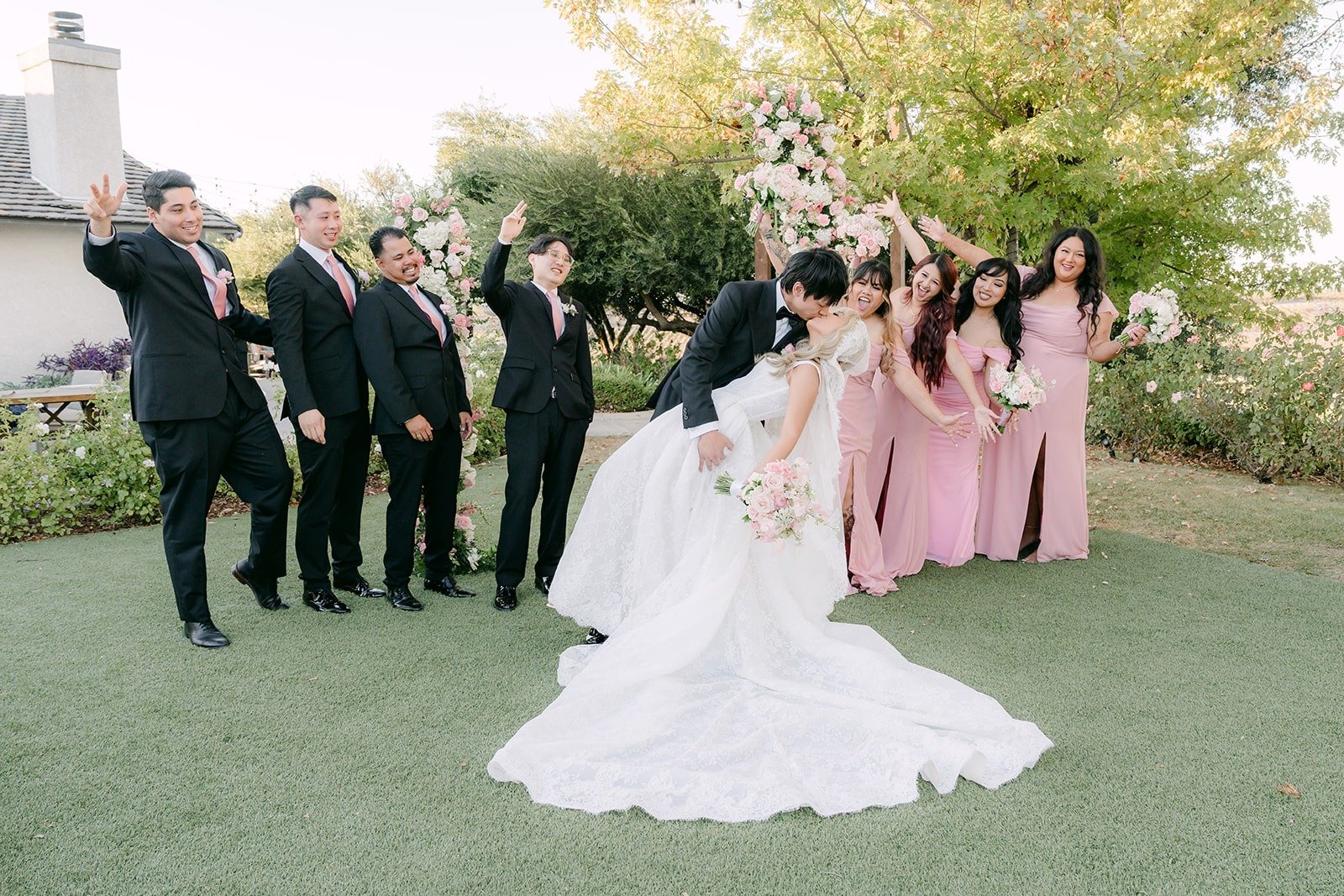 Full wedding party on the lawn at Bel Vino Winery